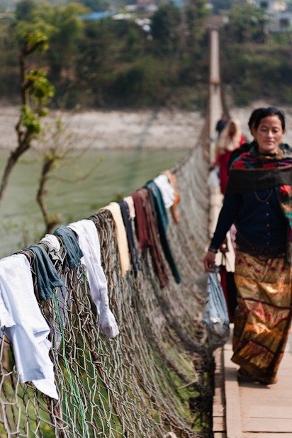 They have very, very large clotheslines in Nepal 1 Ilsontdetrstrsgrandfillingeaunpal