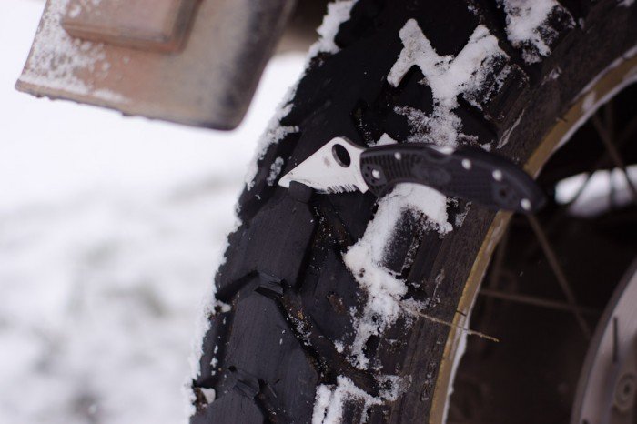 Le moment ou tu entailles tes pneus au couteau pour refaire des crampons Le moment ou tu entailles tes pneus au couteau pour refaire des crampons