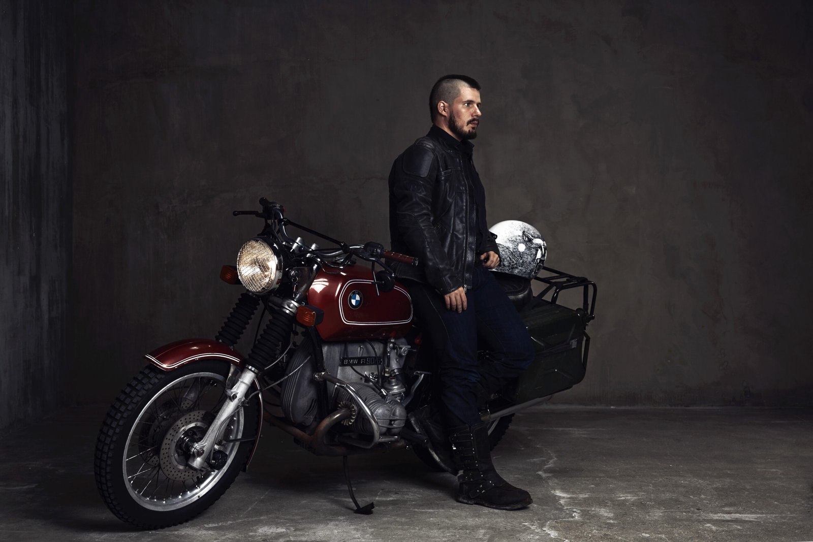À Propos de moi 1 Rémi Chapeaublanc avec sa BMW R90/6 de 1976, par Pauline Darley et Maxime Stange.