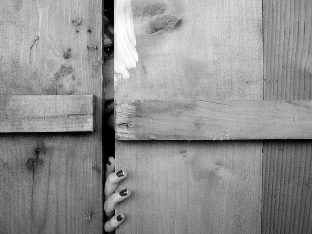 Le timide vit mal sa situation, car il sait qu'il agit mal.